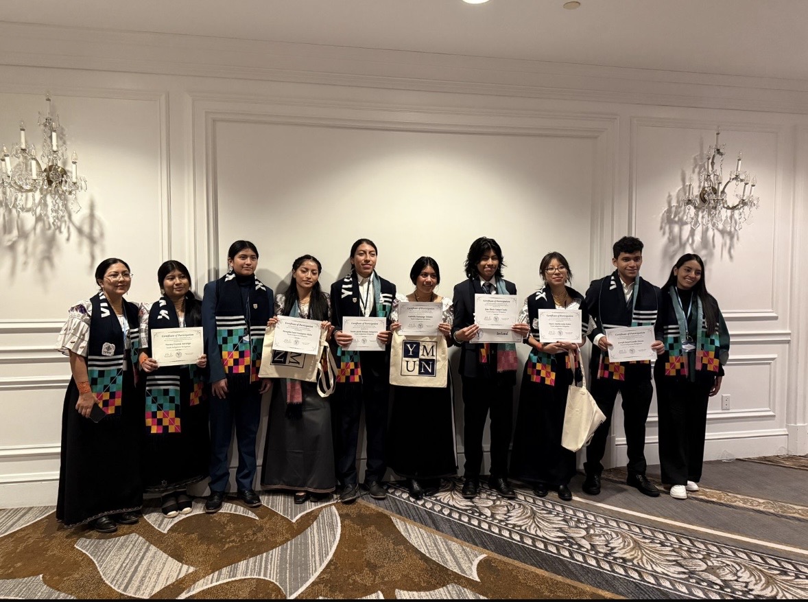 Delegación YUYAK con Bandera de Ecuador en YMUN